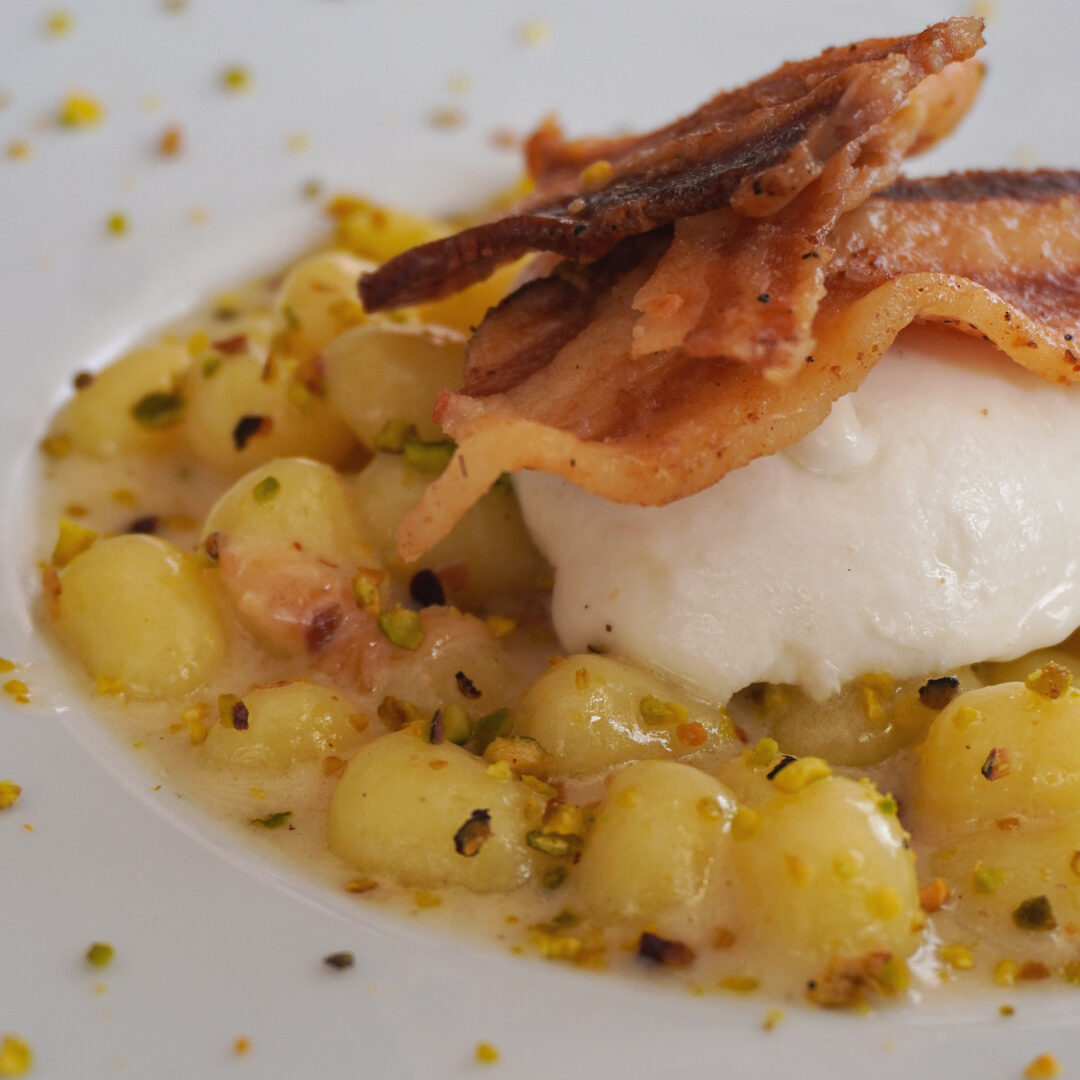 gnocchi pistacchio burrata e gota croccante2